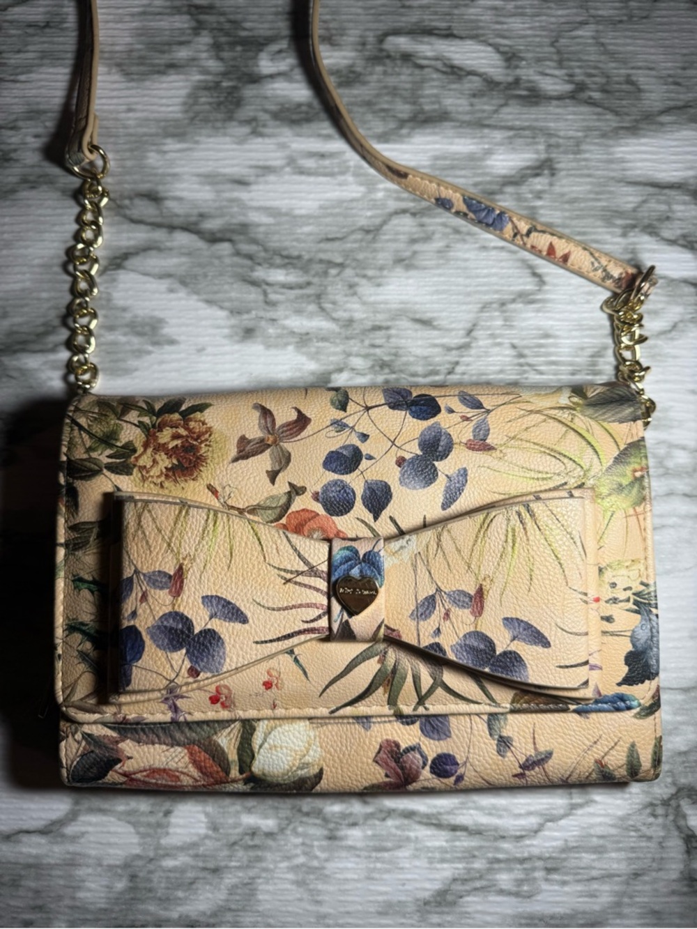 ⭐️3/$20 Betsey Johnson Floral Print Crossbody Bag purse with Bow Gold Chain - Picture 1 of 7